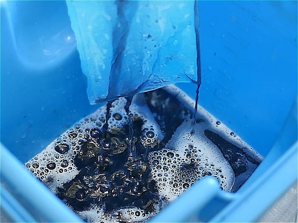 エアコン洗浄で出た真っ黒な汚水